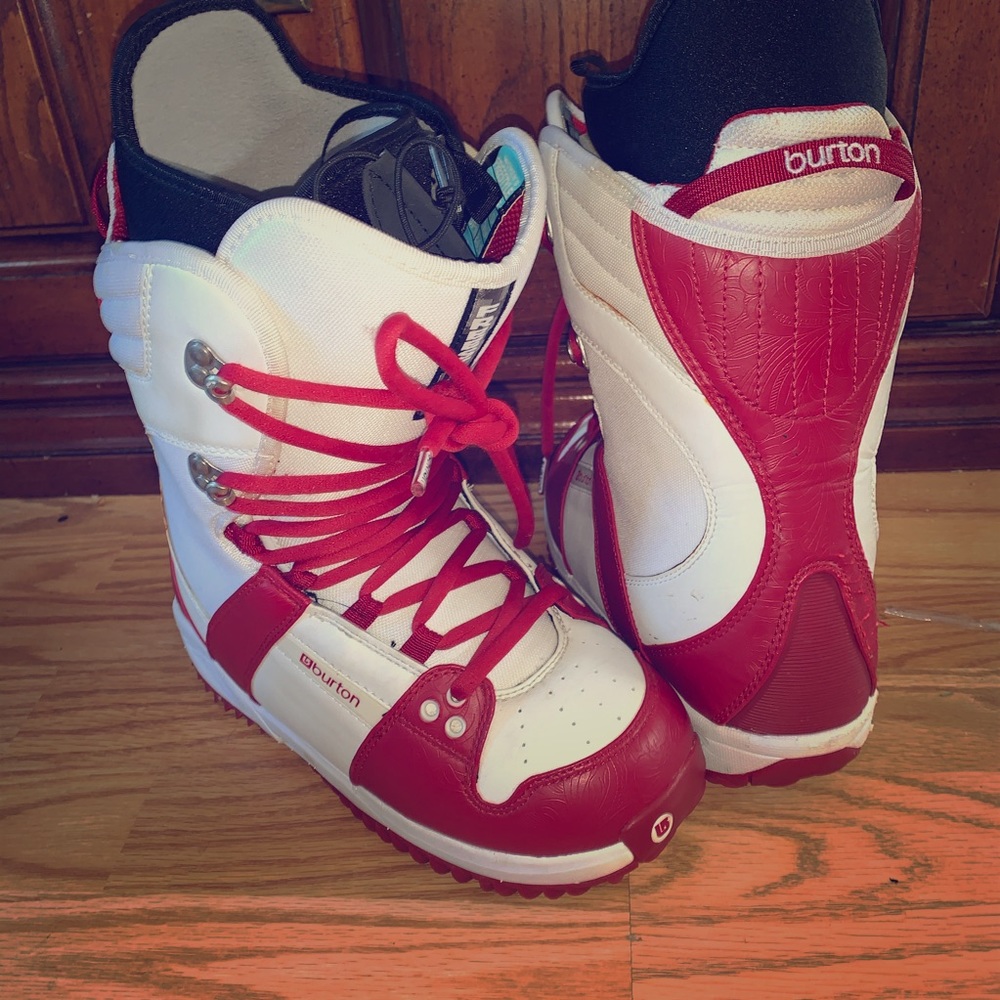 Snowboarding boots